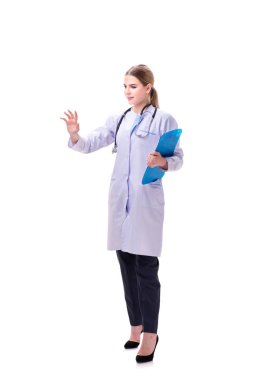 Genç kadın doktor beyaz arka planda izole edilmiş.