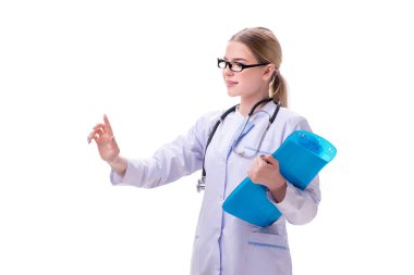 Genç kadın doktor beyaz arka planda izole edilmiş.