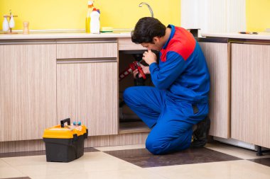 Mutfaktaki lavabo tamir ediliyor.