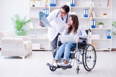 Doktor hastayla röntgen görüntüsünü tartışıyor