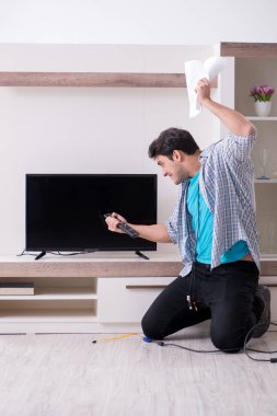 Bozuk televizyonu tamir etmeye çalışan adam