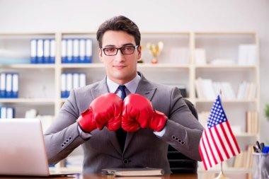 Ofisinde Amerikan bayrağı taşıyan bir iş adamı