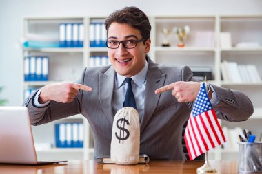 Ofisinde Amerikan bayrağı taşıyan bir iş adamı