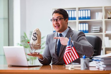 Ofisinde Amerikan bayrağı taşıyan bir iş adamı