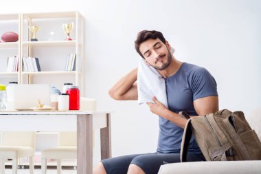 Genç adam spor için hazırlanıyor.