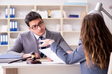 Avukat müvekkil ile hukuk davasını tartışıyor