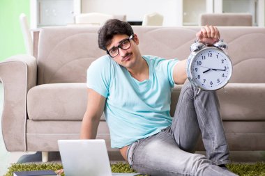 Evde üniversite sınavlarına hazırlanan öğrenci yöneticiler