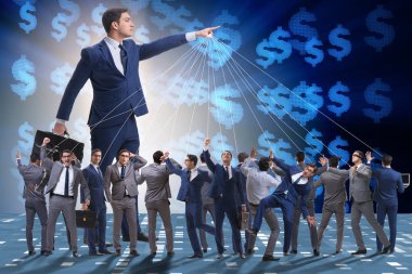 Patron çalışanı, çalışanlarını iş konseptinde manipüle ediyor.