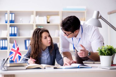 Öğretmen dil eğitiminde öğrenciye açıklama yapıyor
