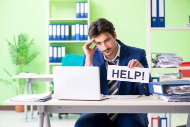 İşadamı ofiste aşırı çalışmaktan memnun değil. 