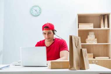 Postanedeki paket dağıtım merkezinde çağrı merkezi çalışanı.