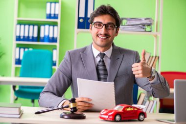 Genç ve yakışıklı avukat ofiste çalışıyor. 