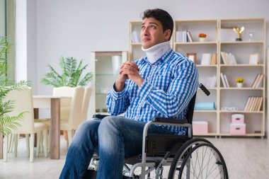 Evdeki tekerlekli sandalyede yaralanan genç adam.