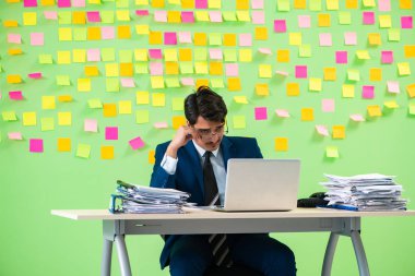 İş adamı önceliklerinde sorun yaşıyor.