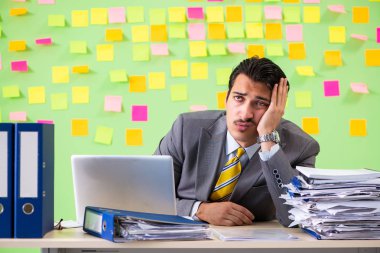 İş adamı önceliklerinde sorun yaşıyor.