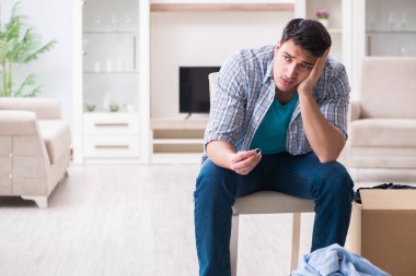 Kadın, aile içi çatışma sırasında erkeği evden çıkartıyor.