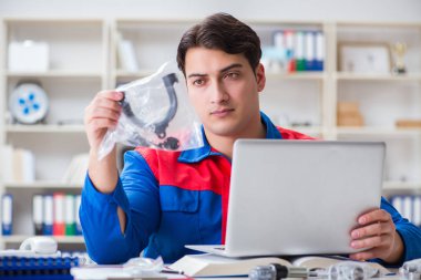 Proje üzerinde çalışan üniformalı bir işçi