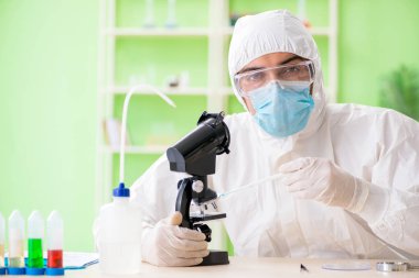 Laboratuvarda yeni bir deney üzerinde çalışan kimyager.