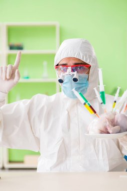 Laboratuvar asistanı GDO tavuğunu test ediyor