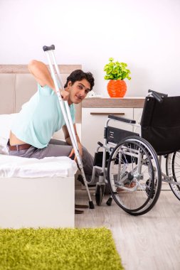 Genç yakışıklı engelli adam evde iyileşiyor. 