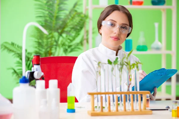 Bela mulher biotecnologia cientista químico trabalhando em laboratório — Fotografia de Stock