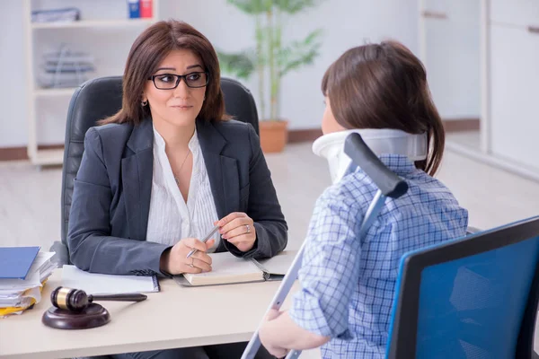 Yaralanan çalışan, sigorta danışmanlığı için ziyaret ediyor.