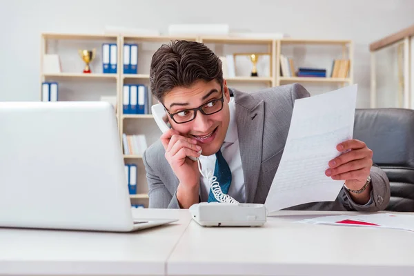 Empresario filtrando información confidencial por teléfono — Foto de Stock