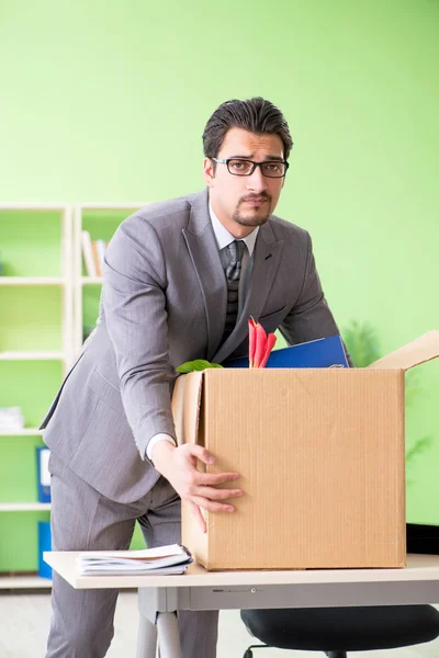 Employé masculin ramassant ses affaires après le licenciement — Photo