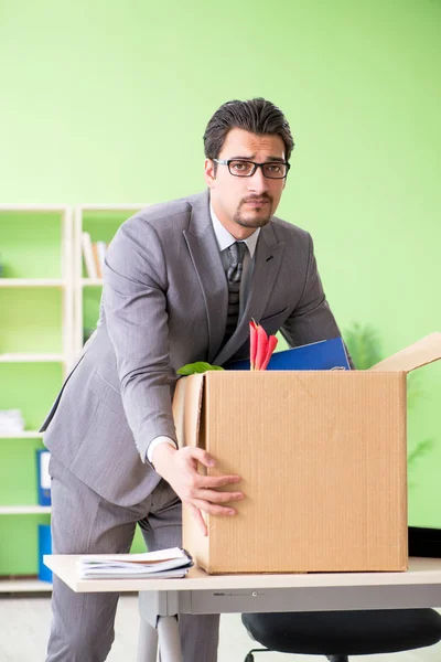 Homem empregado coletando suas coisas após a redundância — Fotografia de Stock