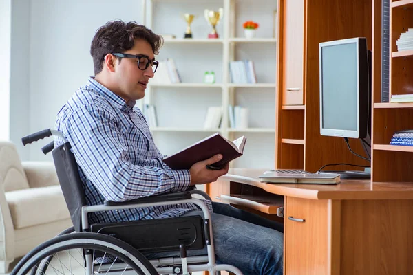 Studente disabile che studia a casa in sedia a rotelle — Foto Stock