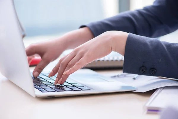 Kvindelig finans professionel arbejder på tastatur med rapporter - Stock-foto