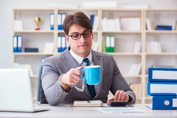 Homme d'affaires enchaîné avec des menottes à son café — Photo