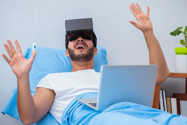 Patient à l'hôpital avec casque VR — Photo