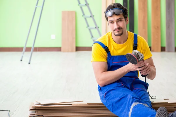 Imprenditore professionale posa pavimentazione a casa — Foto Stock