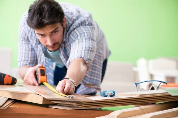 Atölyesinde çalışan marangoz.