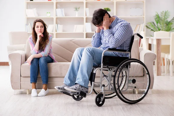 Desperat funksjonshemmet person i rullestol – stockfoto