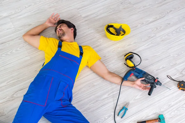 Verletzter Arbeiter auf der Baustelle — Stockfoto