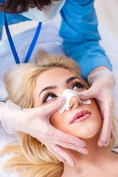 Mujer preparándose para la cirugía plástica —  Fotos de Stock