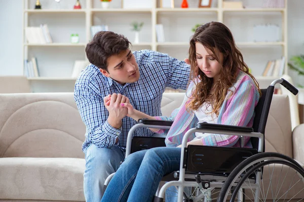 Wanhopige gehandicapte in een rolstoel — Stockfoto