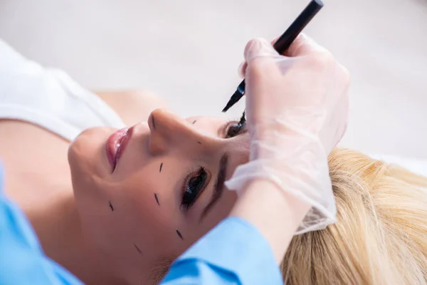 Kobieta szykuje się do operacji plastycznej — Zdjęcie stockowe