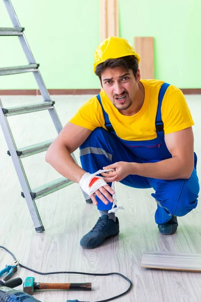 İş yerinde yaralı bir işçi var.