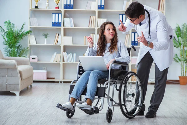 Tekerlekli sandalyedeki hasta düzenli kontrol için doktoru ziyaret ediyor. — Stok fotoğraf