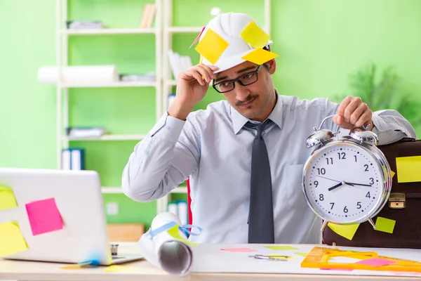 Mannelijke ingenieur werkt aan nieuw project met vele tegenstrijdige eerdere — Stockfoto