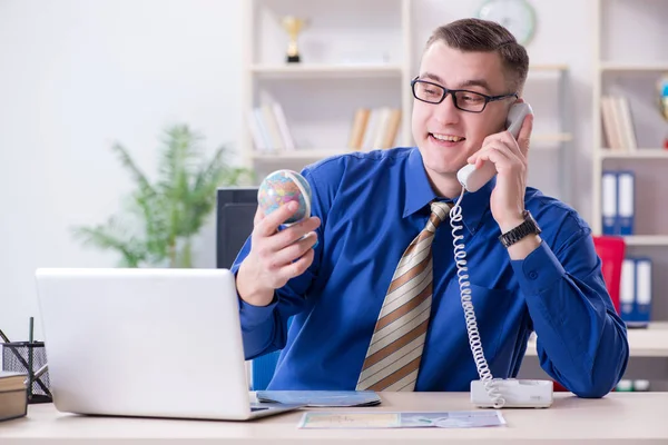 Joven empleado preparándose para el viaje de vacaciones — Foto de Stock