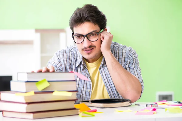 Estudiante preparándose para exámenes universitarios con muchos pri — Foto de Stock