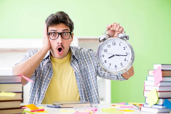 Studenten die zich voorbereiden op universitaire examens met veel tegenstrijdige vooropleiding — Stockfoto