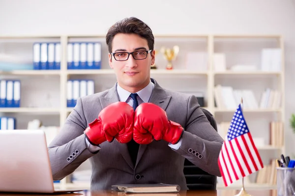 Geschäftsmann mit amerikanischer Flagge im Amt — Stockfoto