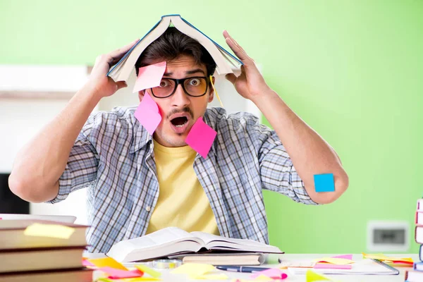 Student preparing for university exams with many conflicting pri — Stock Photo, Image