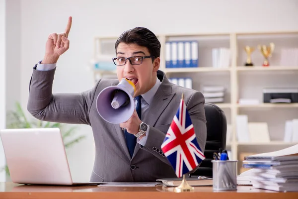 Empresario con bandera británica en la oficina — Foto de Stock