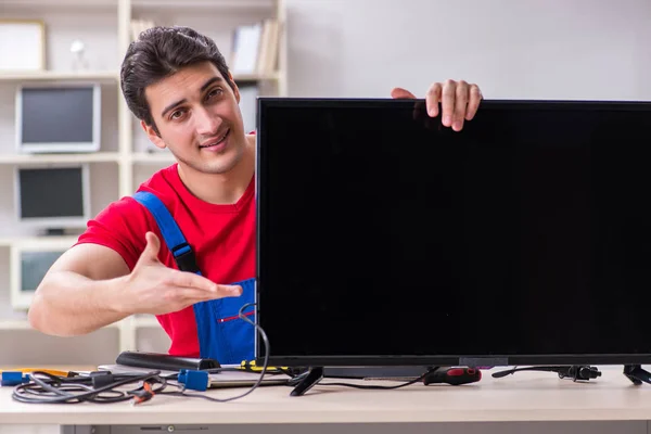 Engenheiro de reparação profissional reparar tv quebrada — Fotografia de Stock
